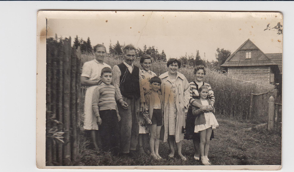 Maria i Sebastian Gacek (stoją od lewej) z synem Tadeuszem, córką Kazimierą i letniczkami z dziećmi