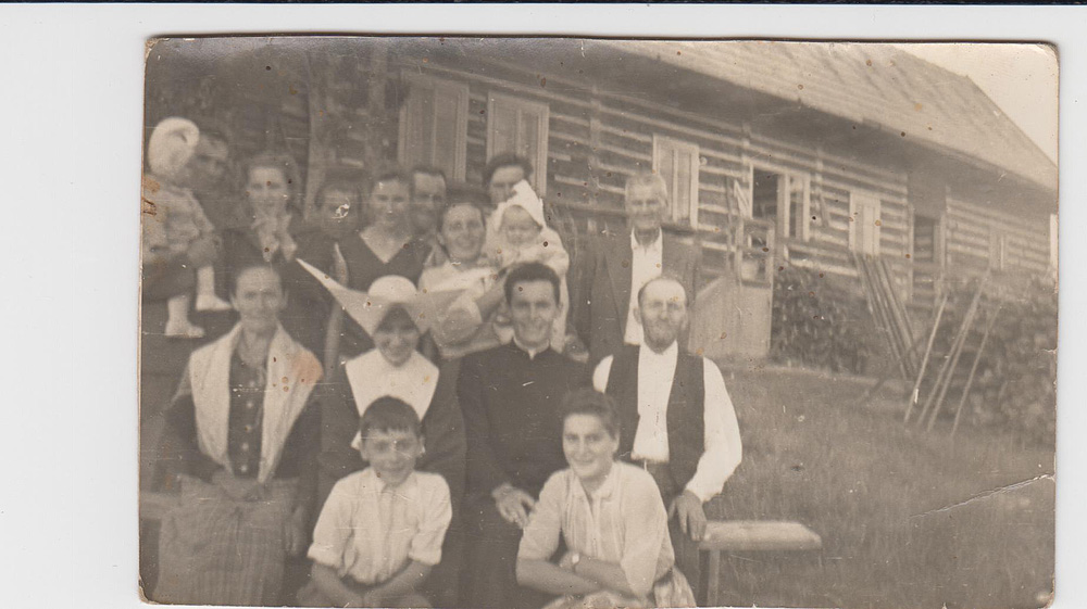 rodzina Wiktorii i Walentego Gacków (siedzą w środkowym rzędzie) z córką Marią i synem Czesławem